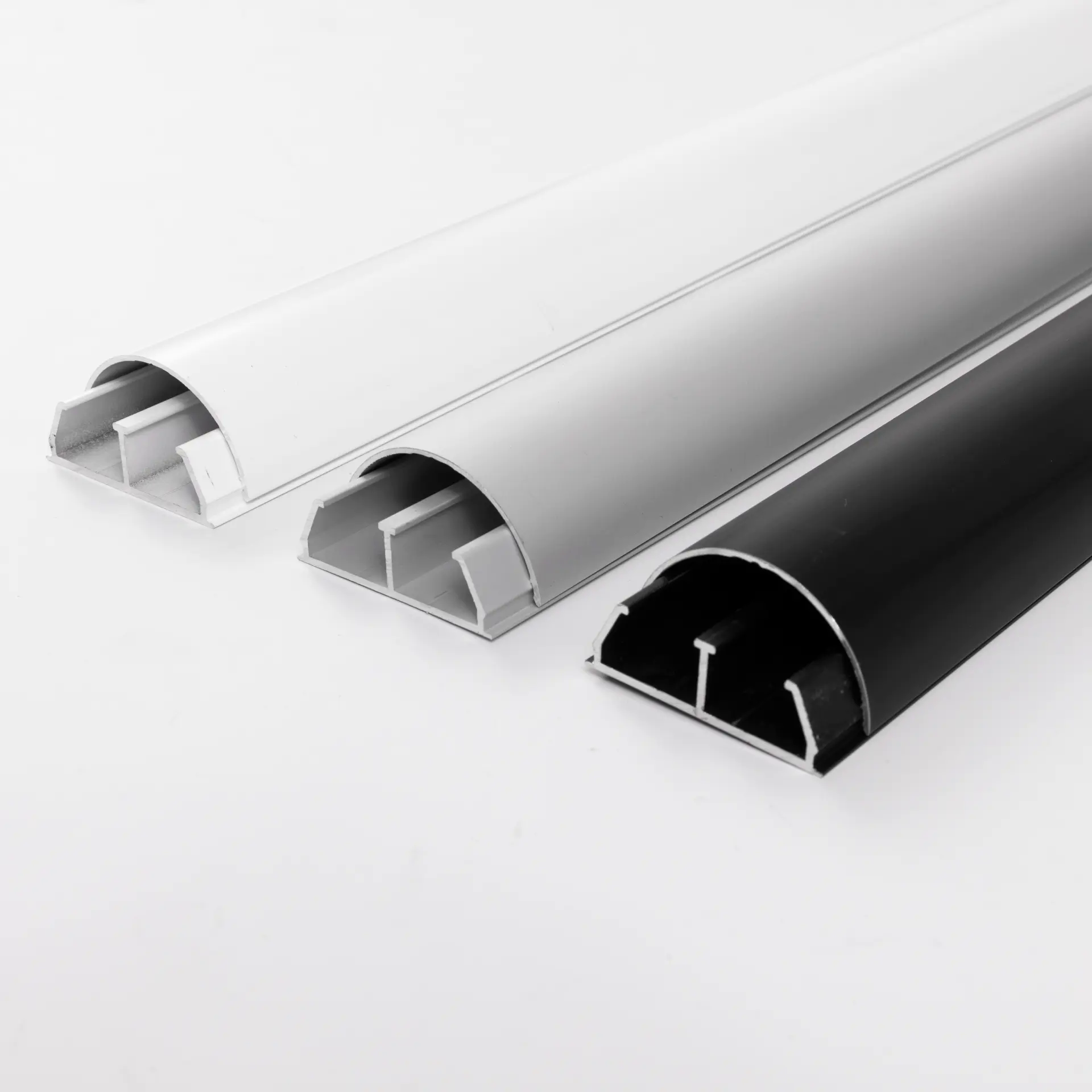 Aluminium kabelbakker i hvid, grå og sort med indbygget kabelkanal