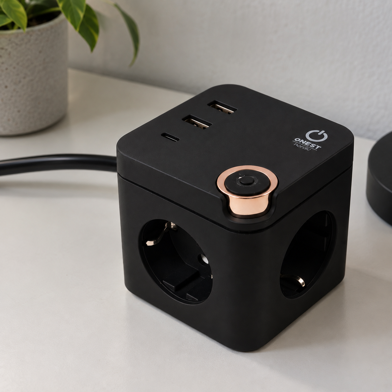 oNEST nordic power cube indbygget i skrivebord